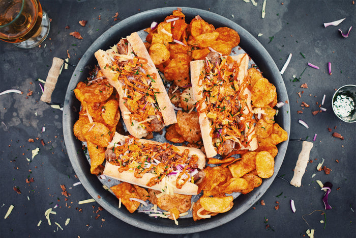 garnished hot dogs, bbq chips